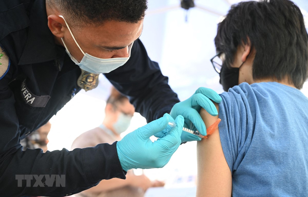 Nhân viên y tế tiêm vaccine phòng COVID-19 của hãng Pfizer/BioNTech cho người dân tại Los Angeles, California, Mỹ, ngày 23-8-2021. (Ảnh: AFP/TTXVN)
