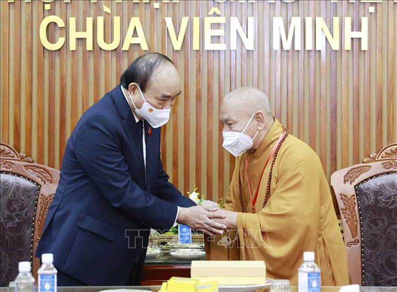  Chủ tịch nước Nguyễn Xuân Phúc chia buồn với lãnh đạo Giáo hội Phật giáo Việt Nam. (Ảnh: TTXVN)