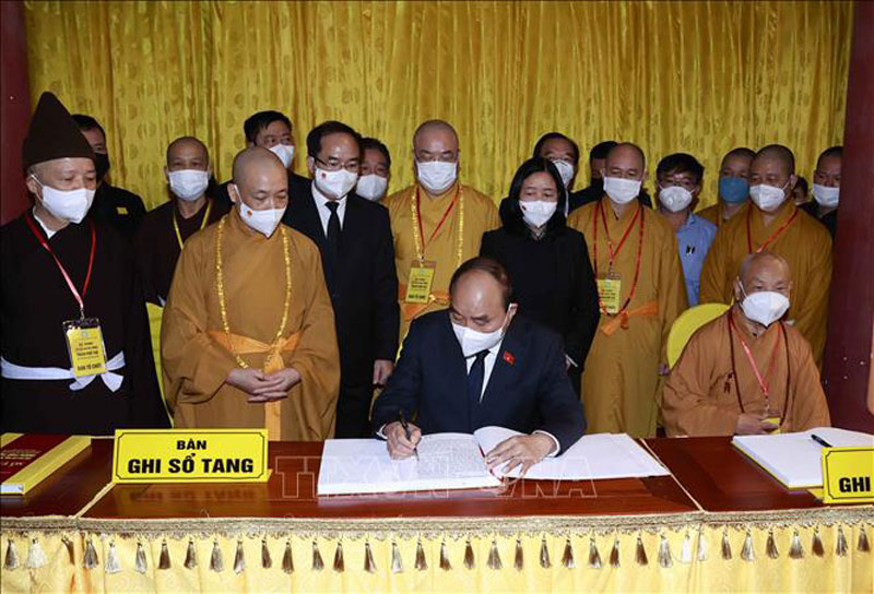 Chủ tịch nước Nguyễn Xuân Phúc ghi Sổ tang tại Lễ viếng Đại lão Hòa thượng Thích Phổ Tuệ. (Ảnh: TTXVN)