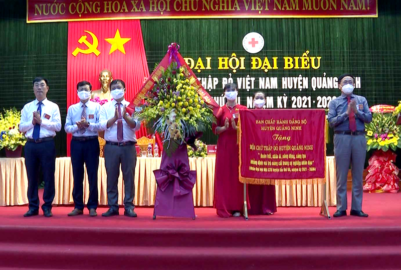 Lãnh đạo huyện Quảng Ninh tặng hoa và bức trướng chúc mừng Đại hội.