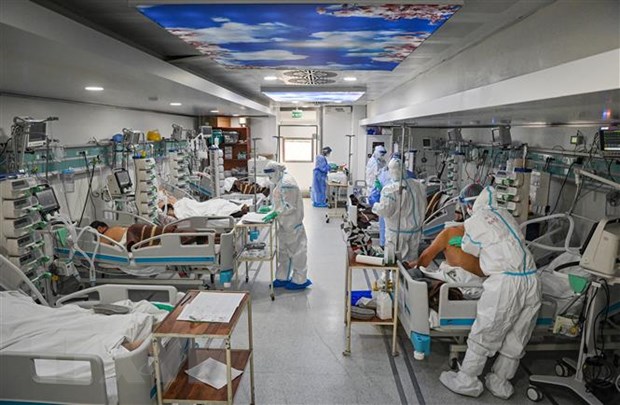 Điều trị cho bệnh nhân nhiễm COVID-19 tại bệnh viện ở Bucharest, Romania. (Ảnh: AFP/TTXVN)