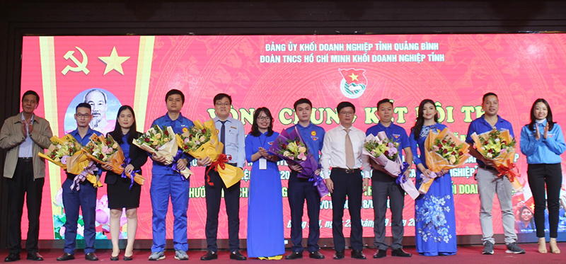 Các đại biểu tặng hoa chúc mừng các đội tham dự hội thi.