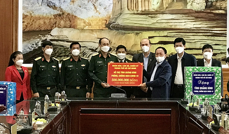 Trung tướng Nguyễn Văn Nam trao số tiền 00 triệu đồng hỗ trợ Quảng Bình phòng, chống dịch Covid-19.