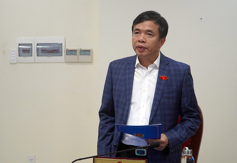 Đại biểu Nguyễn Tiến Nam thảo luận về dự án Luật thi đua khen thưởng.