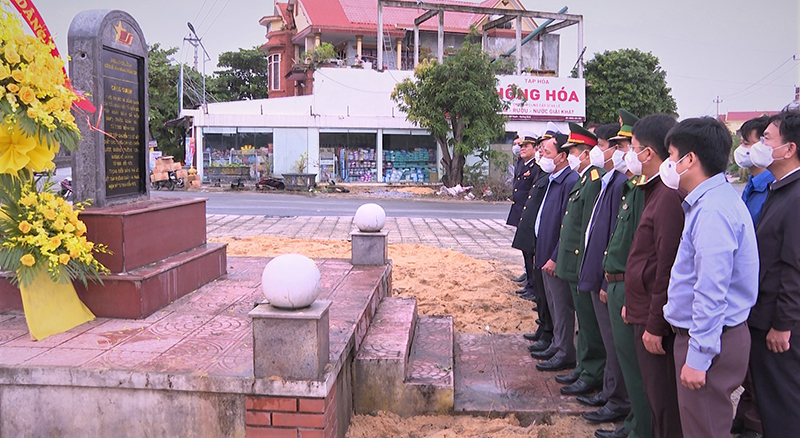 Đoàn công tác dành phút tưởng niệm tại Di tích lịch sử Quốc gia đường Hồ Chí Minh đông Trường Sơn tại xã Thanh Trạch.