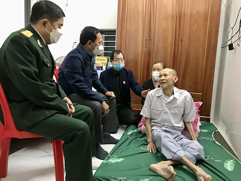   Đồng chí Phó Bí thư Thường trực Tỉnh ủy Trần Hải Châu thăm hỏi tình hình sức khỏe CCB Nguyễn Văn Quốc.