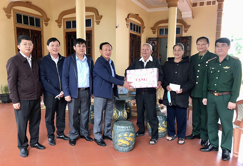   Đồng chí Phó Bí thư Thường trực Tỉnh ủy Trần Hải Châu tặng quà CCB Ngô Tất Tiến. 