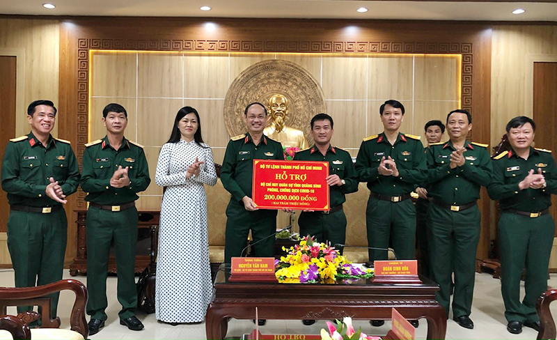 Trung tướng Nguyễn Văn Nam trao tặng quà của Bộ Tư lệnh TP. Hồ Chí Minh cho Bộ Chỉ huy Quân sự tỉnh Quảng Bình