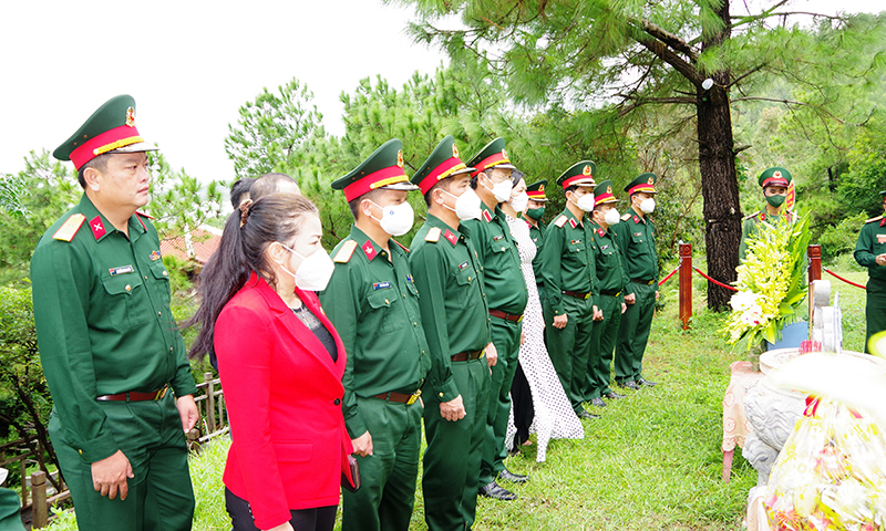 Đoàn công tác dâng hương tại mộ Đại tướng Võ Nguyên Giáp