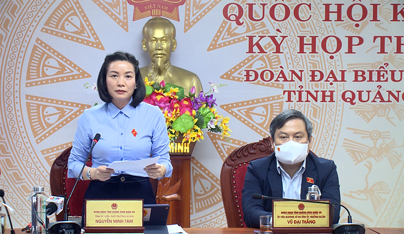 Đồng chí Vũ Đại Thắng và Nguyễn Minh Tâm điều hành, tham gia thảo luận tại điểm cầu tỉnh Quảng Bình.