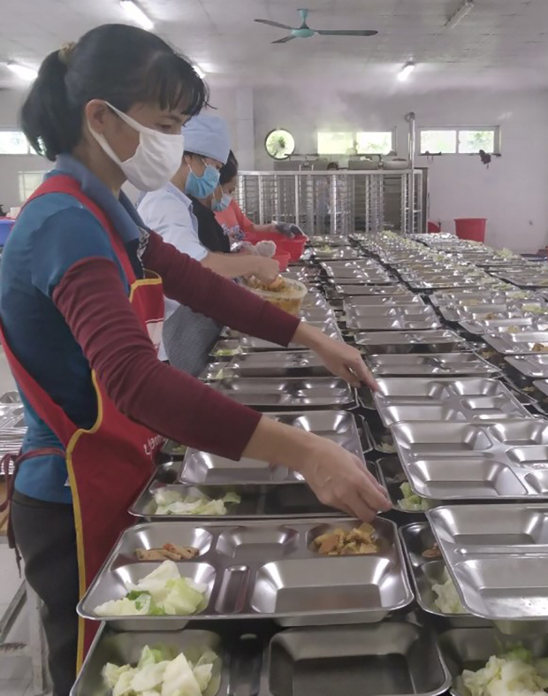 Chất lượng bữa ăn ca tại Công ty CP Xí nghiệp may Hà Quảng được chú trọng.