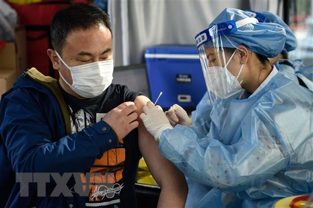 Nhân viên y tế tiêm vaccine phòng COVID-19 cho người dân tại Bắc Kinh, Trung Quốc. (Ảnh: THX/TTXVN)