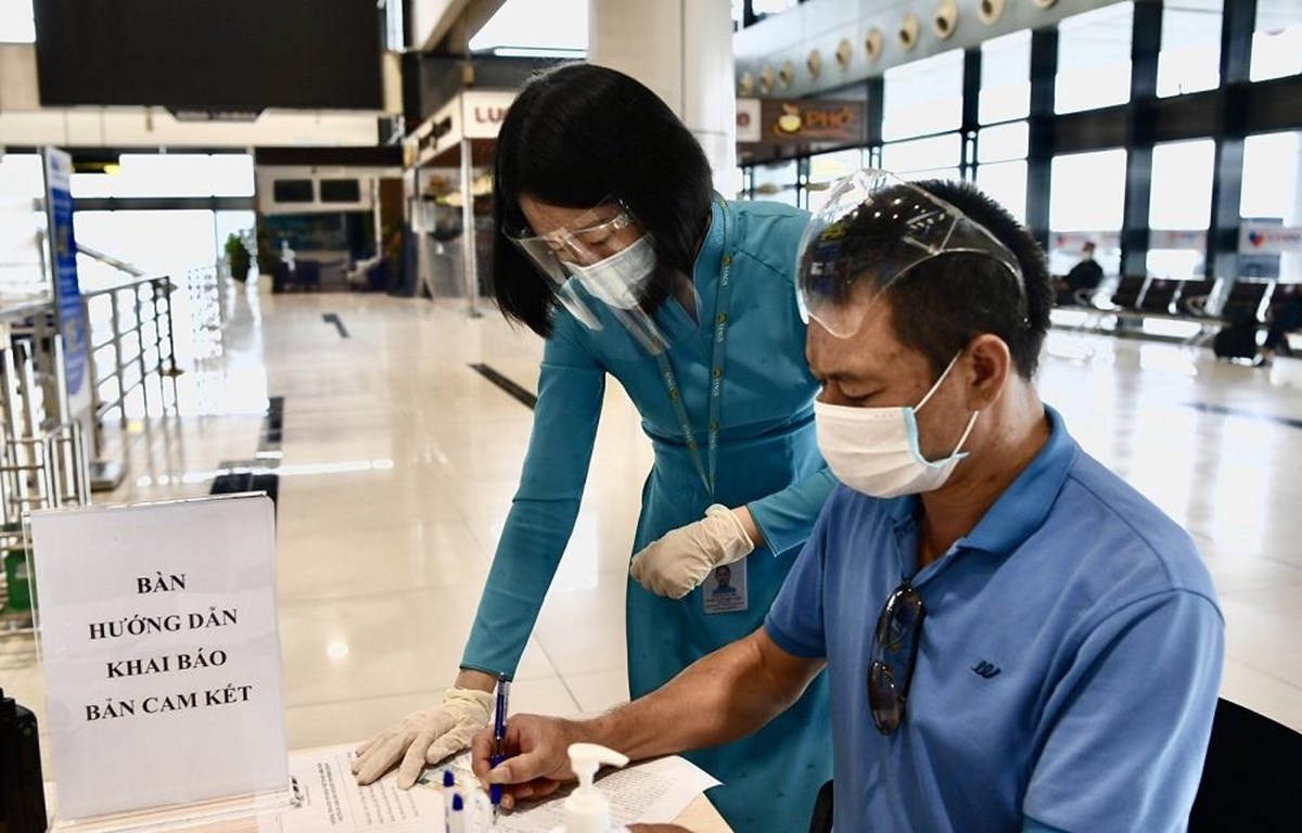 Hành khách đi máy bay sẽ không phải làm thủ tục kê khai bản cam kết phòng, chống dịch COVID-19. (Ảnh: CTV/Vietnam+)