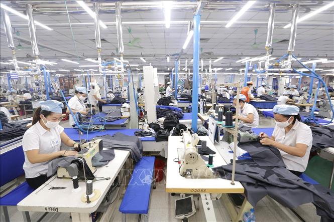 Sản xuất hàng may mặc tại xí nghiệp may sơ mi, veston của Tổng Công ty May 10 tại Sài Đồng, Long Biên, Hà Nội. Ảnh: Anh Tuấn/TTXVN