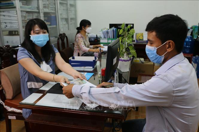 Người lao động nhận tiền hỗ trợ tại Bảo hiểm xã hội tỉnh Bạc Liêu. Ảnh: Tuấn Kiệt/TTXVN
