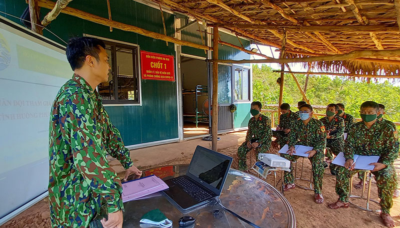 Một buổi GDCT tại chốt Biên phòng Cha Cáp, xã Trọng Hóa (Minh Hóa) của Đồn Biên phòng Ra Mai.