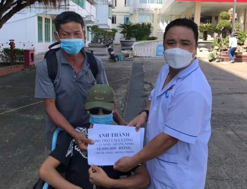 Anh Đào Giang Sơn, công tác tại Bệnh viện hữu nghị Việt Nam-Cuba Đồng Hới thay mặt các nhà hảo tâm, trao tiền quyên góp cho em Cường