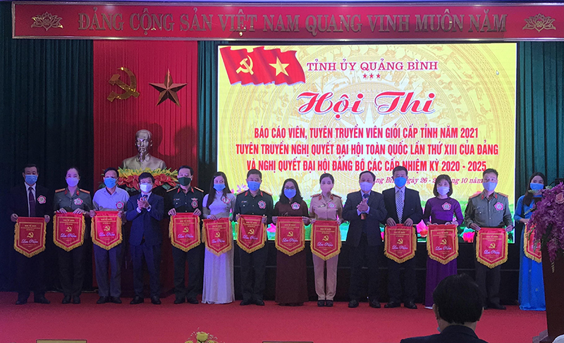 Đồng chí Phó Bí thư Thường trực Tỉnh ủy Trần Hải Châu và đồng chí Trưởng ban Tuyên giáo Tỉnh ủy Cao Văn Định tặng cờ lưu niệm cho thí sinh tham gia hội thi.