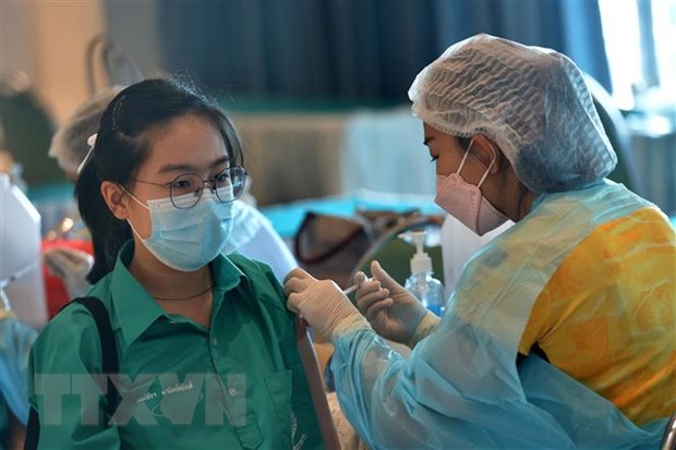 Nhân viên y tế tiêm vaccine phòng COVID-19 cho học sinh tại Bangkok, Thái Lan, ngày 21/10/2021. (Ảnh: THX/TTXVN)