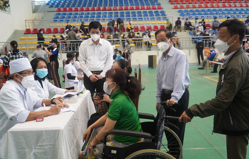 Đồng chí Phó Chủ tịch UBND tỉnh Hồ An Phong động viên người khuyết tật yên tâm tiêm vắc xin phòng Covid-19.