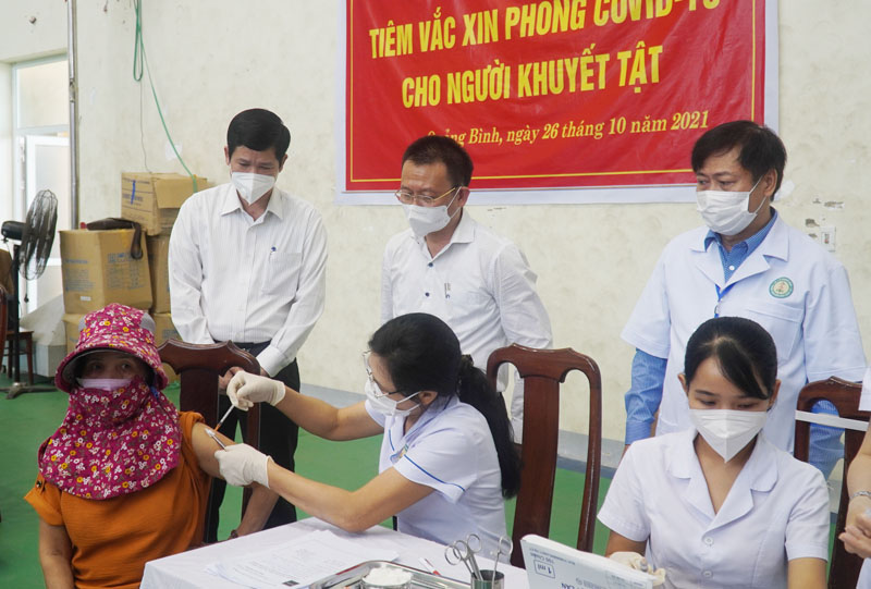 Đồng chí Phó Chủ tịch UBND tỉnh Hồ An Phong theo dõi tiêm vắc xin cho người khuyết tật TP. Đồng Hới.