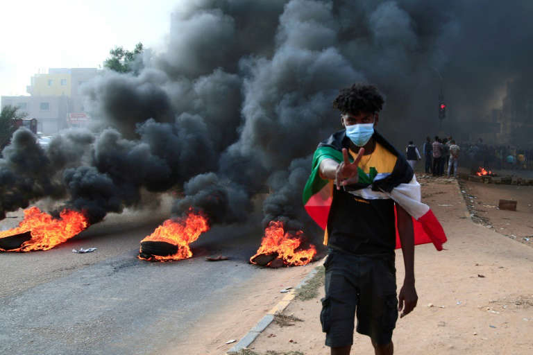 Một người biểu tình tại Khartoum. Ảnh: AFP