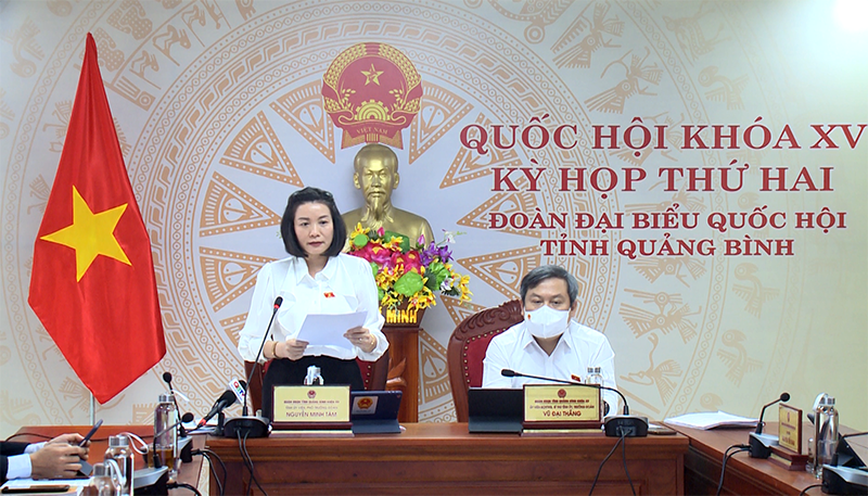 Đồng chí Bí thư Tỉnh ủy, Trưởng Đoàn ĐBQH tỉnh Vũ Đại Thắng và Phó trưởng Đoàn ĐBQH chuyên trách Nguyễn Minh Tâm điều hành phiên thảo luận.