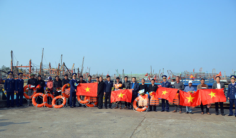  BTL Vùng Cảnh sát biển 1 tặng quà cho bà con ngư dân tại khu neo đậu tránh trú bão cho tàu cá cửa Gianh (Bố Trạch).