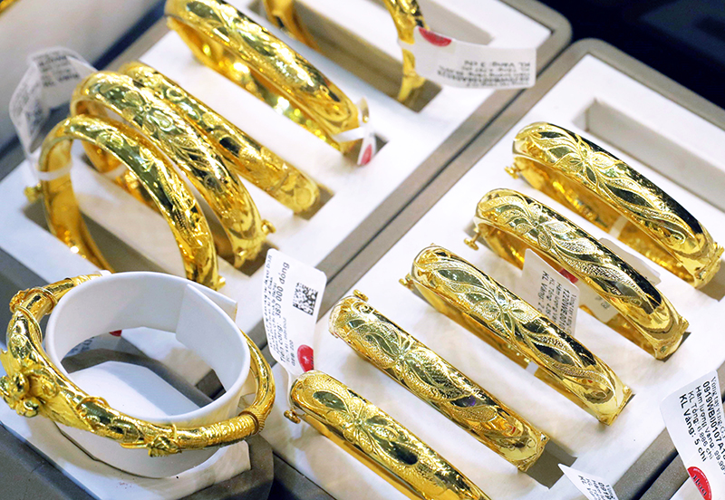  Sáng 27-10, giá vàng trong nước được các công ty vàng bạc đá quý tiếp tục tăng 150.000 đồng/lượng. Ảnh minh họa: Trần Việt/TTXVN