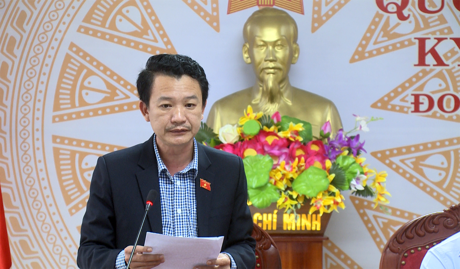 Đại biểu Trần Quang Minh thảo luận tại phiên họp sáng 27-10
