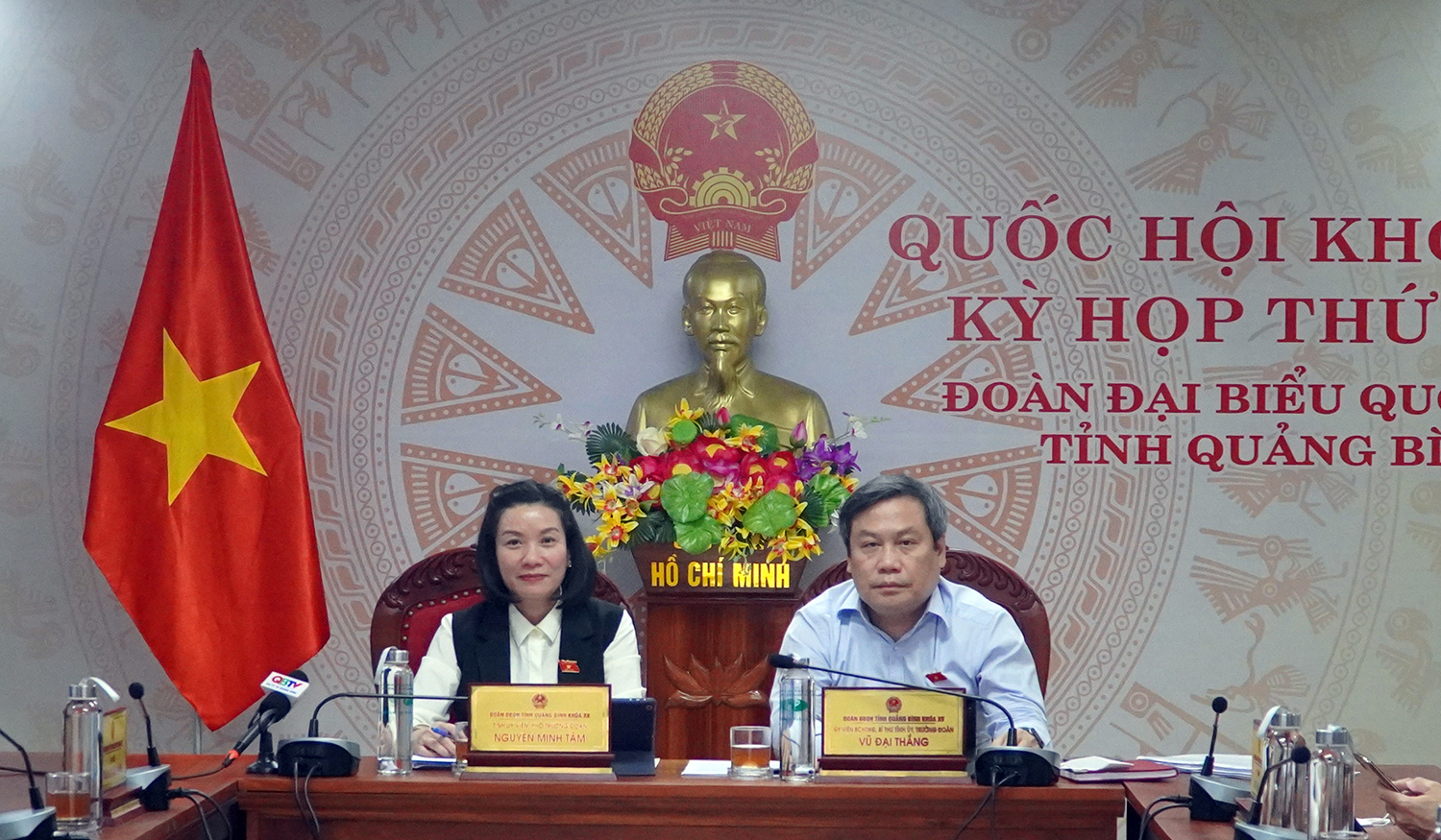 Đồng chí Bí thư Tỉnh ủy, Trưởng đoàn ĐBQH tỉnh Vũ Đại Thắng và Nguyễn Minh Tâm, Phó trưởng đoàn ĐBQH chuyên trách điều hành phiên họp.