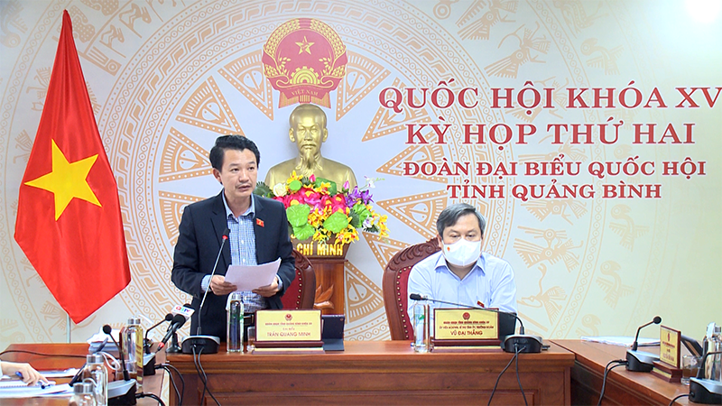 Đại biểu Trần Quang Minh thảo luận tại phiên họp.