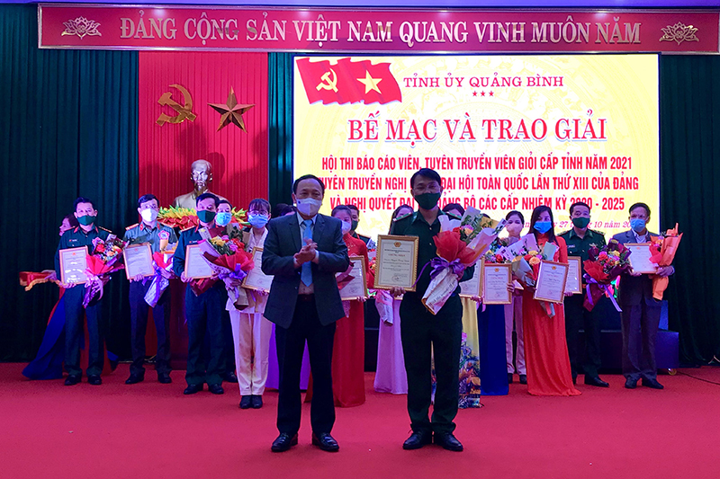 Đồng chí Phó Bí thư Thường trực Tỉnh ủy Trần Hải Châu tặng hoa và trao giải nhất cho thí sinh Nguyễn Trung Chính.