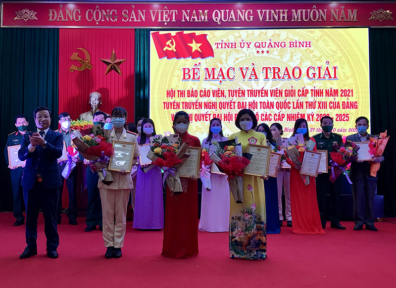 Đồng chí Trưởng ban Tuyên giáo Tỉnh ủy Cao Văn Định trao giải nhì cho các thí sinh.