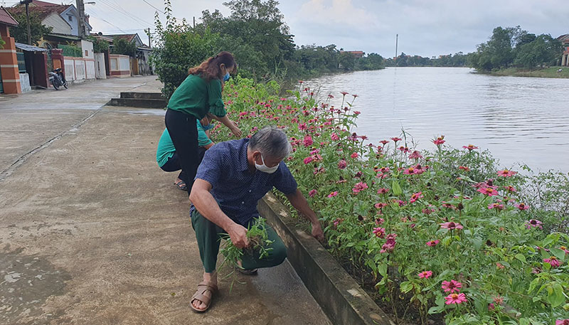 Tuyến đường do ĐVNCT và nhân dân xóm 4, thôn Thượng Phong góp tiền để mở rộng, trồng hoa, xây bờ kè, bến nước… 