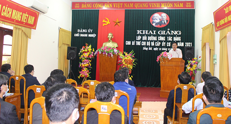Lãnh đạo Ban Thường vụ Đảng ủy Khối DN tỉnh phát biểu khai mạc lớp bồi dưỡng.