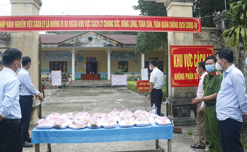 Đồng bào công giáo xã Kim Hóa (Tuyên Hóa) nấu trên 2.000 suất cơm hỗ trợ người dân tại các khu cách ly tập trung.
