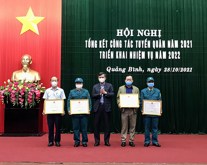 Đồng chí Chủ tịch UBND tỉnh Trần Thắng trao bằng khen của UBND tỉnh cho 4 tập thể đạt thành tích xuất sắc trong công tác tuyển quân năm 2021.