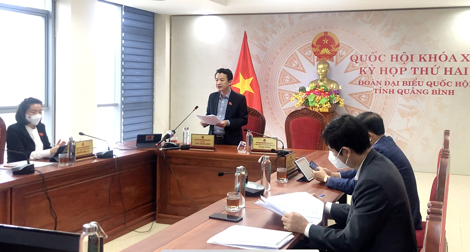 Đại biểu Trần Quang Minh thảo luận trực tuyến sáng 28-10.