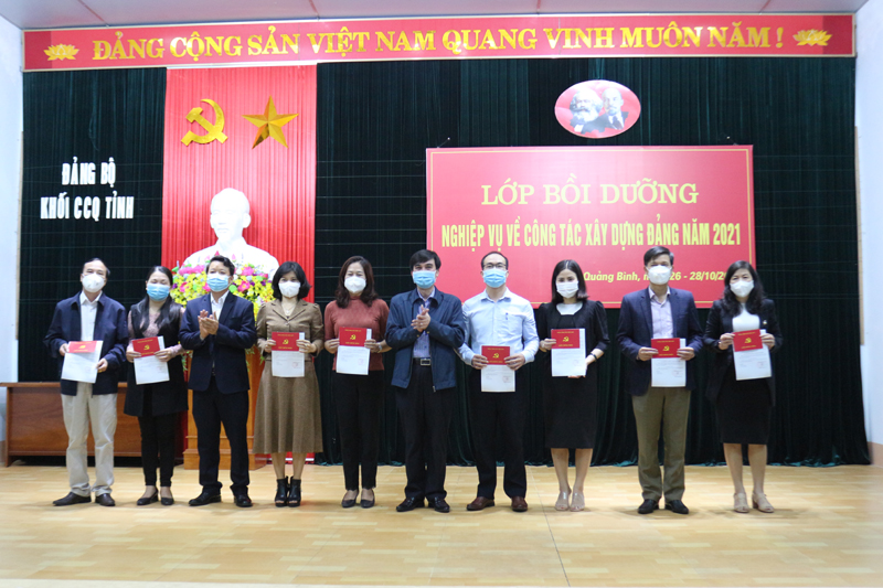 Đồng hí Nguyên Thanh Lam, Tỉnh ủy viên, Bí thư Đảng ủy Khối á ơ quan tỉnh trao giấy khen ho á họ viên đạt kết quả ao.