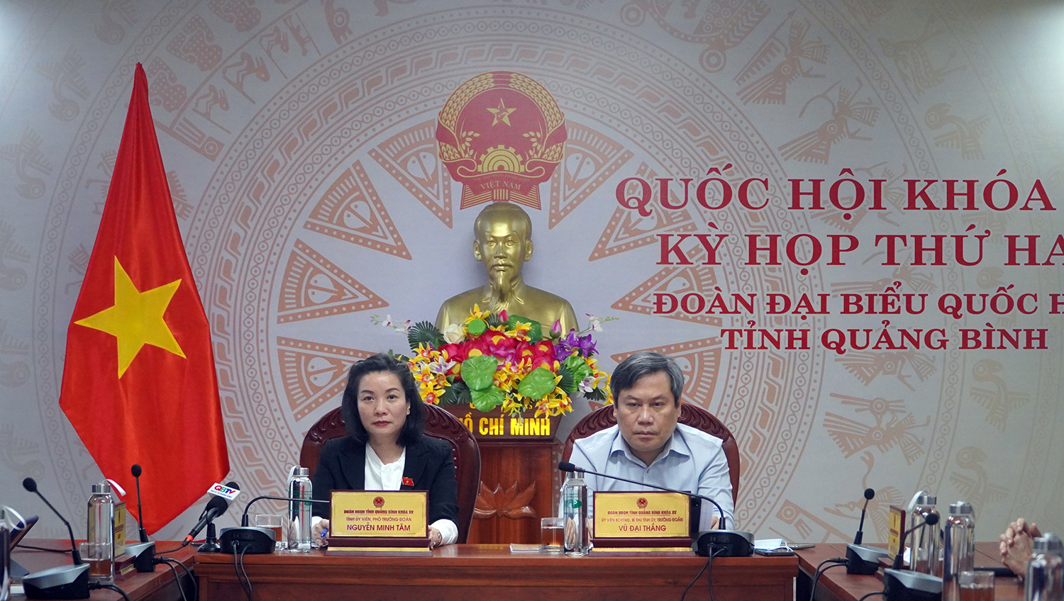 Đồng chí Bí thư Tỉnh ủy, Trưởng đoàn ĐBQH Vũ Đại Thắng và Phó trưởng đoàn ĐBQH Nguyễn Minh Tâm điều hành phiên thảo luận luận.