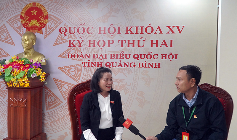Đồng chí Nguyễn Minh Tâm, Tỉnh ủy viên, Phó trưởng đoàn ĐBQH chuyên trách trả lời phỏng vấn bên lề kỳ họp.