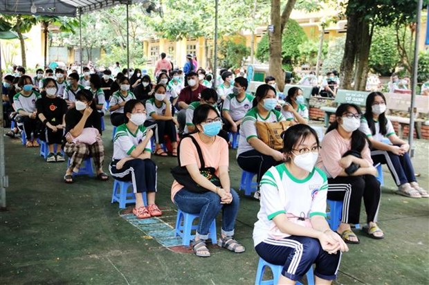 Các học sinh chờ tiêm vaccine phòng COVID-19 ở huyện Củ Chi (Thành phố Hồ Chí Minh). (Ảnh: Thu Hương/TTXVN)