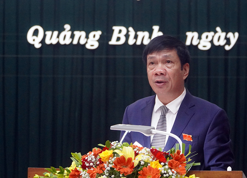 Đồng chí Phó Chủ tịch Thường trực HĐND tỉnh Nguyễn Công Huấn trình bày tờ trình của Thường trực HĐND tỉnh.