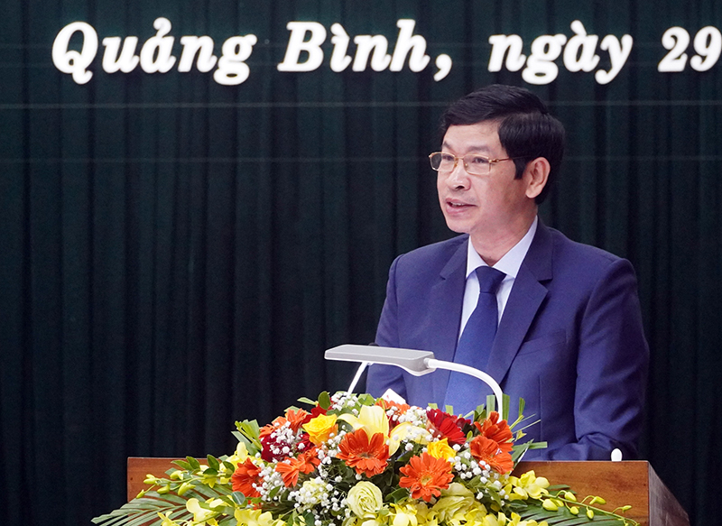 Đồng chí Phó Chủ tịch UBND tỉnh Hồ An Phong trình bày báo cáo của UBND tỉnh về công tác phòng chống Covid-19