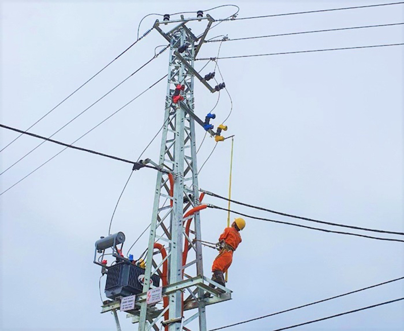 Điện lực Quảng Trạch phối hợp với các đơn vị đóng điện công trình.