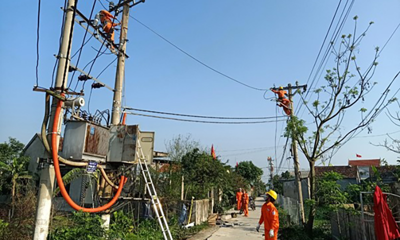 Thi công đường dây trung thế tại xã Quảng Thạch.