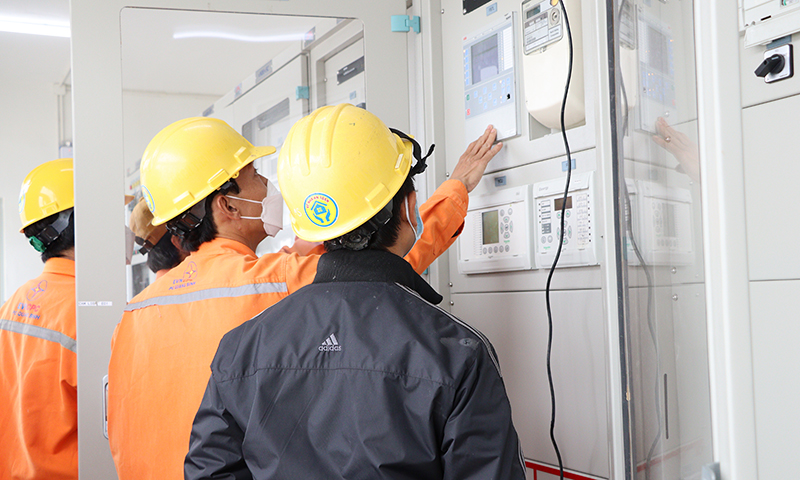 Công nhân ngành Điện kiểm tra các công đoạn cuối cùng trước khi đóng điện TBA.