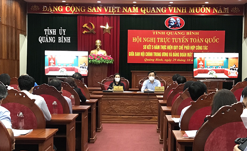 Đồng chí Trưởng ban Nội chính Tỉnh ủy Nguyễn Lương Bình và đồng chí Chủ tịch Ủy ban MTTQVN tỉnh Phạm Thị Hân dự hội nghị.