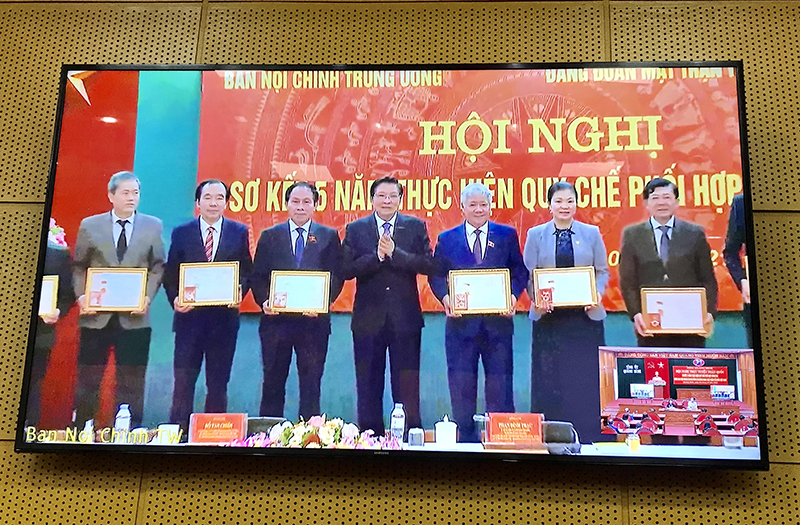  Đồng chí Phan Đình Trạc, Ủy viên Bộ Chính trị, Bí thư Trung ương Đảng, Trưởng ban Nội chính Trung ương trao Kỷ niệm chương “Vì sự nghiệp Nội chính Đảng” cho các cá nhân.
